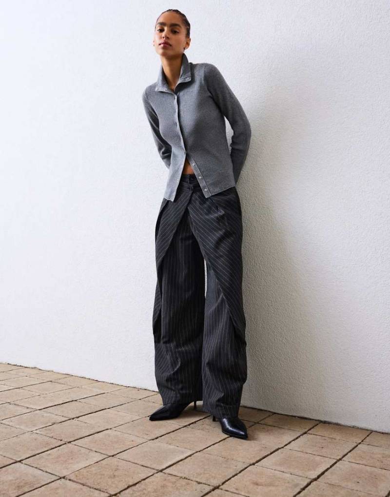 Bershka - Gerippte Strickjacke in Hellgrau mit Haken-Ösenverschluss von Bershka