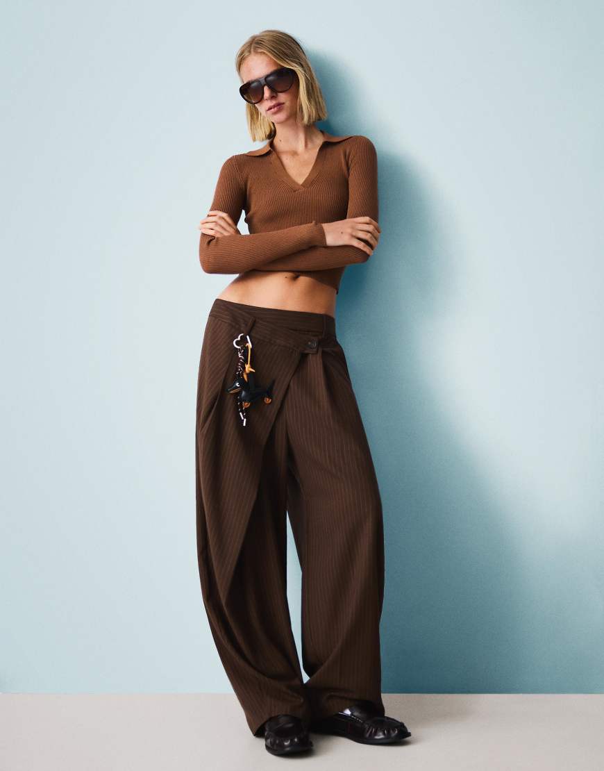 Bershka - Gerippter Pullover in Braun mit Polokragen-Brown von Bershka