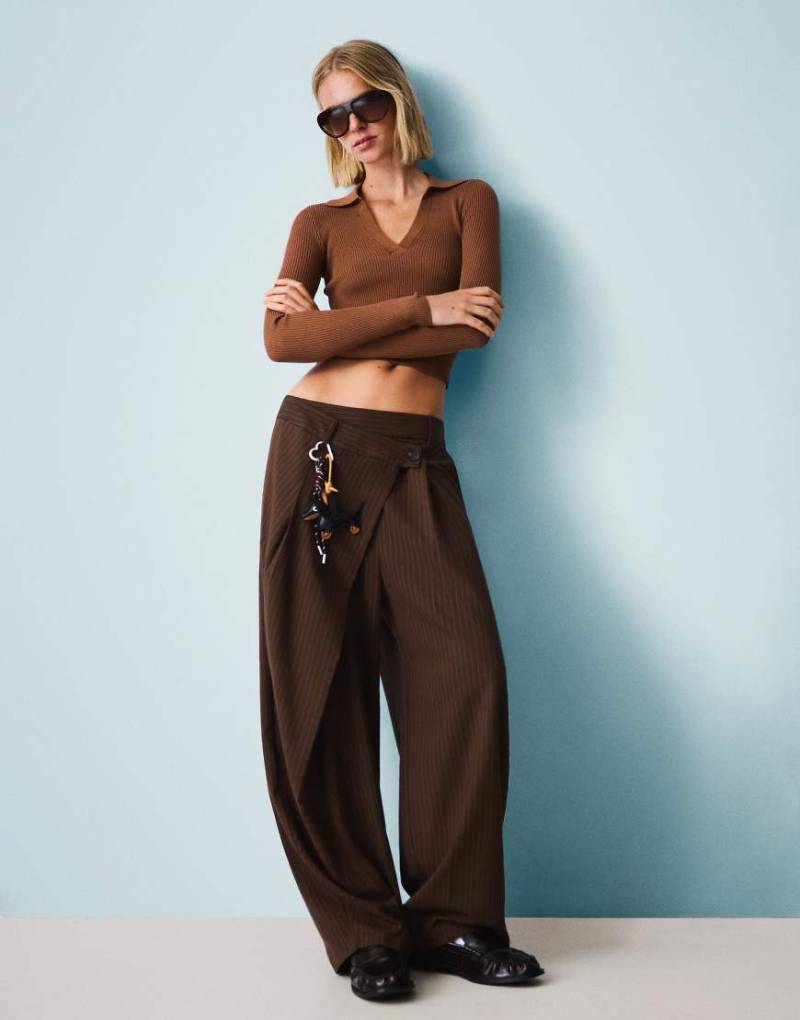 Bershka - Gerippter Pullover in Braun mit Polokragen-Brown Bershka - Gerippter Pullover in Braun mit Polokragen-Brown von Bershka