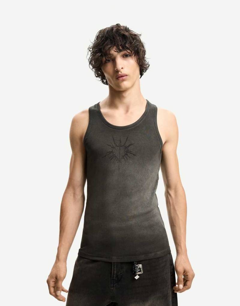 Bershka - Geripptes T-Shirt mit Trägern und Print in Schwarz-Weiß von Bershka