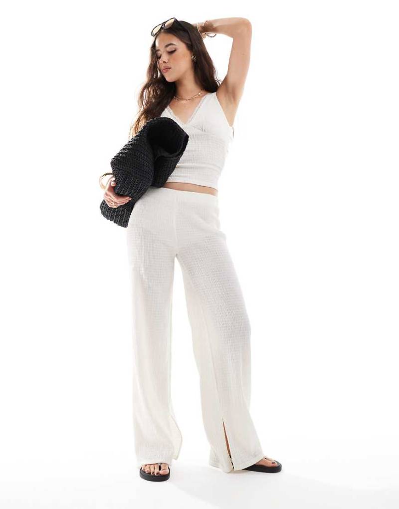 Bershka - Gesmokte Schlaghose in Ecru, Kombiteil-Neutral von Bershka