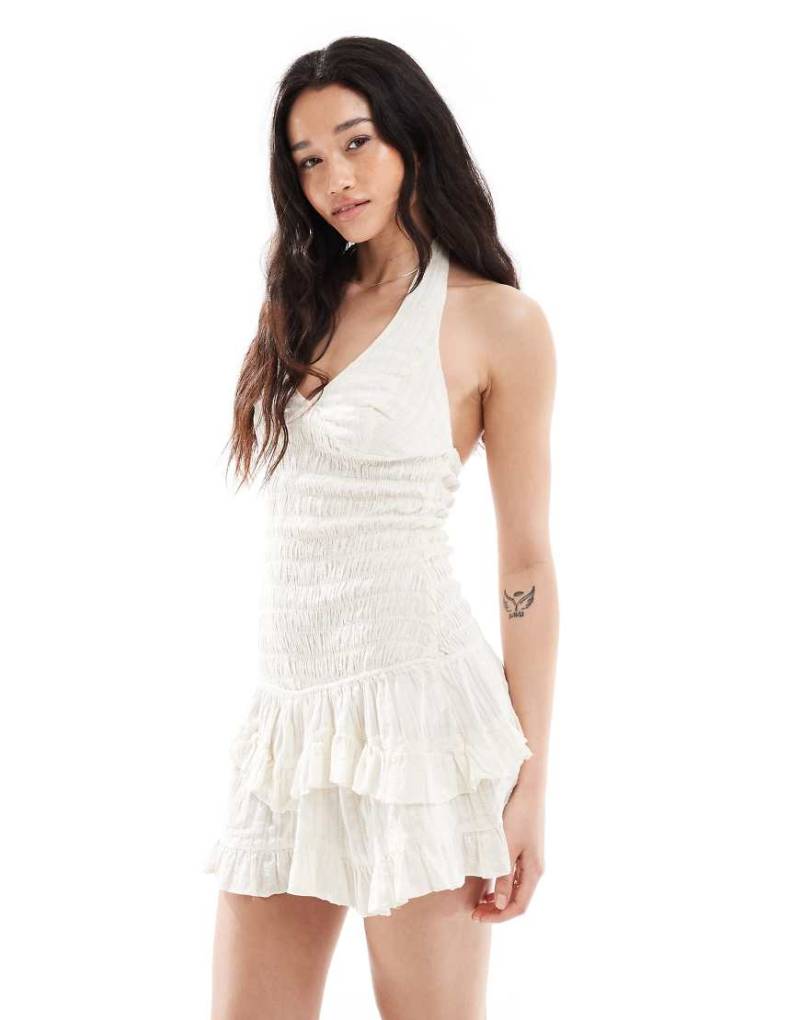 Bershka - Gesmoktes Minikleid in Ecru mit gebundenem Neckholder und Rüschen-Neutral von Bershka