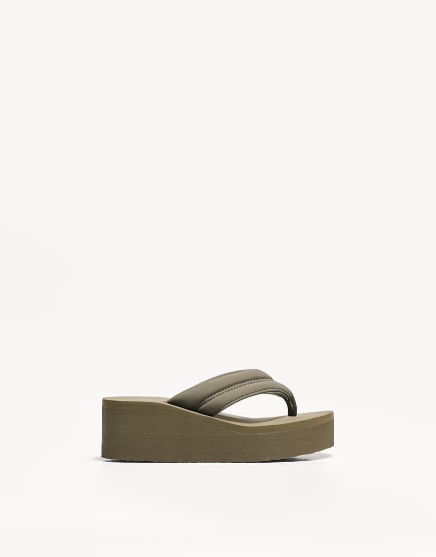 Bershka - Gesteppte Sandalen in Khaki mit Plateausohle-Grün von Bershka