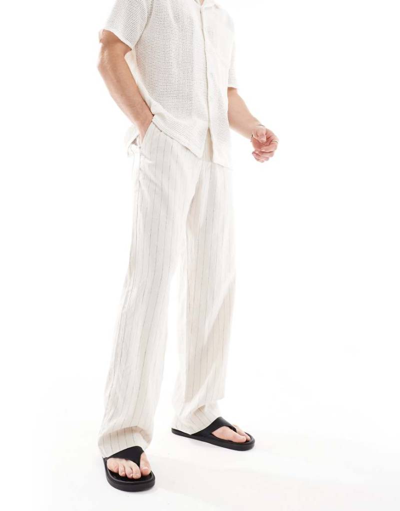 Bershka - Gestreifte Hose in Sand mit hohem Leinenanteil-Neutral von Bershka