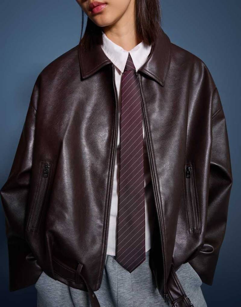 Bershka - Gestreifte Krawatte in Burgunderrot von Bershka