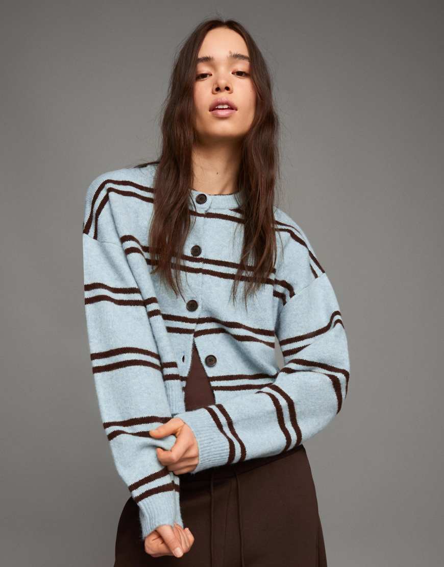 Bershka - Gestreifte Strickjacke in Blau mit Knopfleiste von Bershka