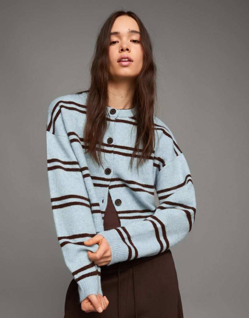 Bershka - Gestreifte Strickjacke in Blau mit Knopfleiste von Bershka