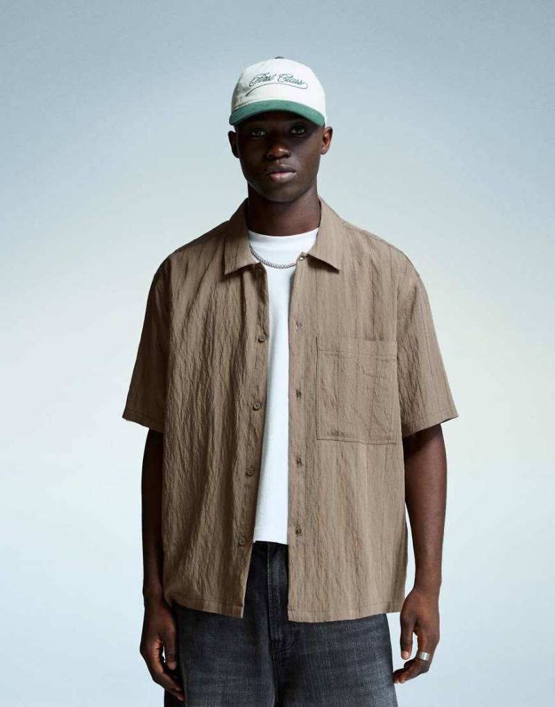 Bershka - Gestreiftes, kurzärmliges Hemd in strukturiertem Braun-Brown von Bershka