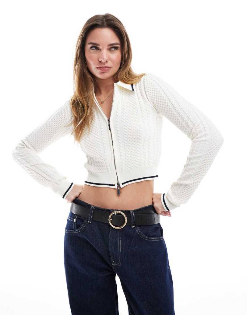 Bershka - Gestricktes Polo-Oberteil in Ecru mit Zopfmuster-Neutral von Bershka