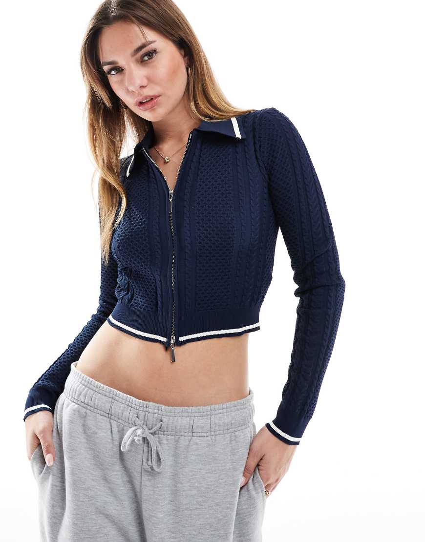 Bershka - Gestricktes Polo-Oberteil in Marineblau mit Zopfmuster von Bershka