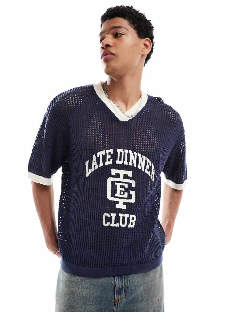 Bershka - Gestricktes T-Shirt aus Netzstoff in Marineblau mit „Late Club"-Print von Bershka