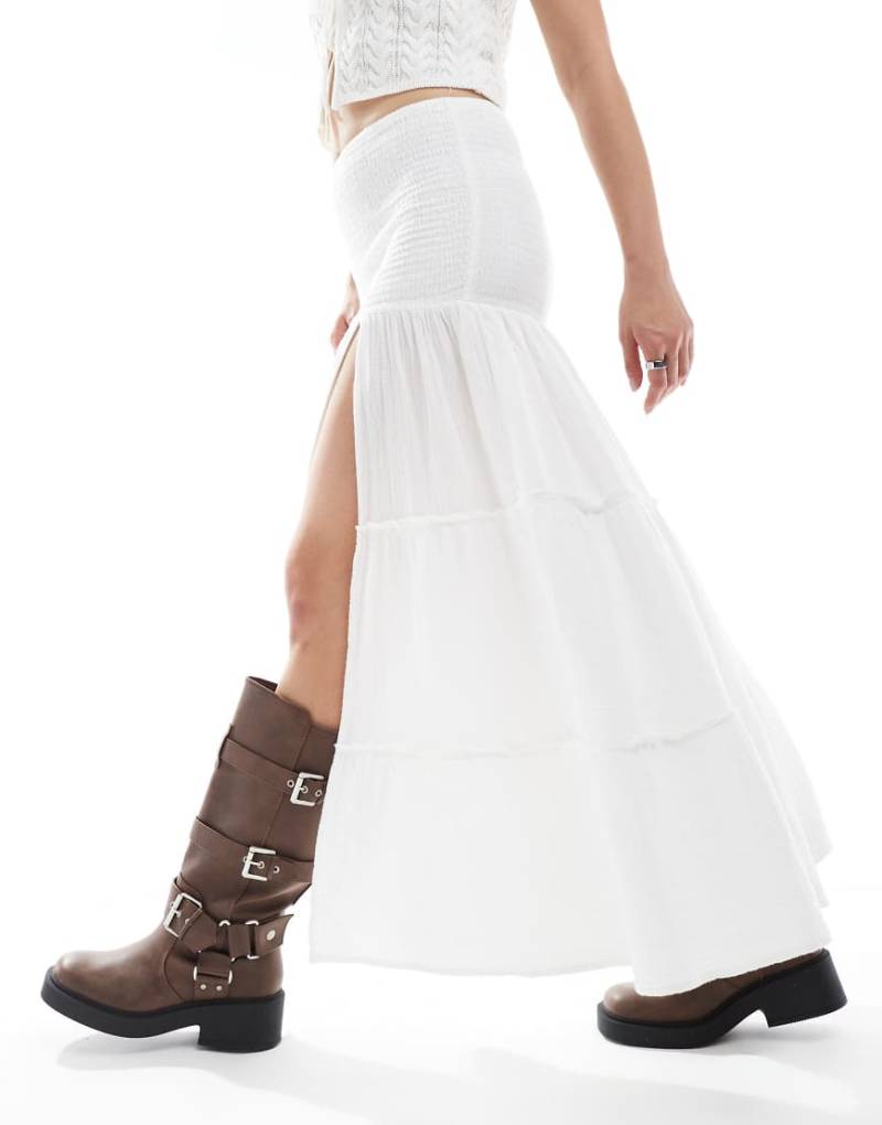 Bershka - Gestufter Maxirock in Weiß mit gesmoktem Bund von Bershka