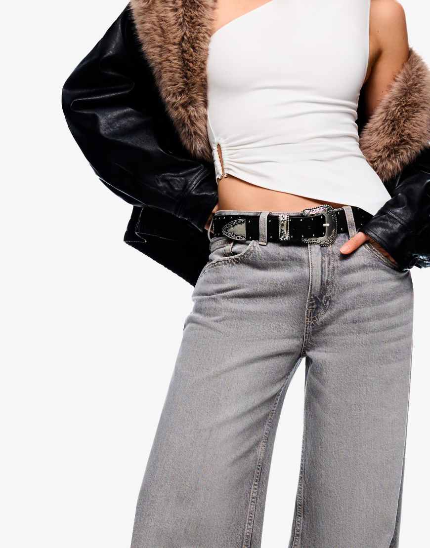 Bershka - Gürtel in Schwarz mit Lederoptik und Nieten Bershka - Gürtel in Schwarz mit Lederoptik und Nieten von Bershka