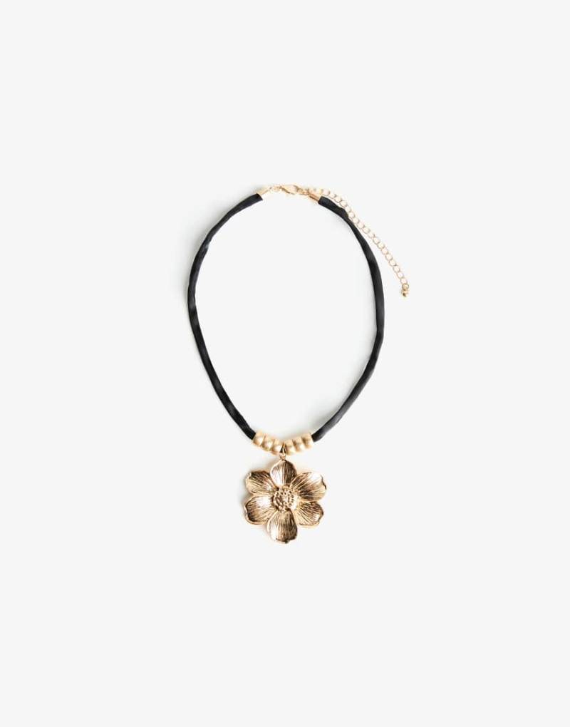 Bershka - Halskette in Schwarz mit Blumenanhänger Bershka - Halskette in Schwarz mit Blumenanhänger von Bershka