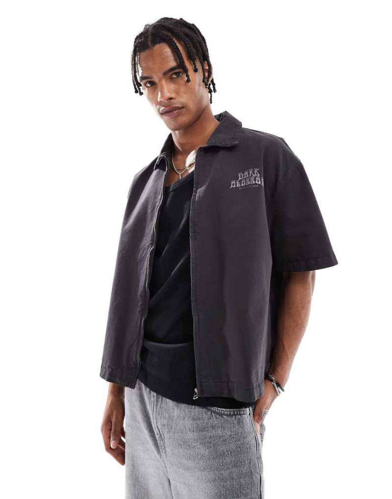 Bershka - Hemd in Schwarz mit durchgehendem Reißverschluss und Print vorne von Bershka