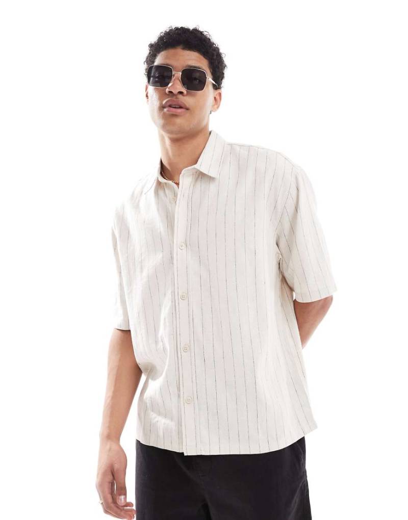 Bershka - Hemd in gestreiftem Beige mit hohem Leinenanteil-Neutral von Bershka