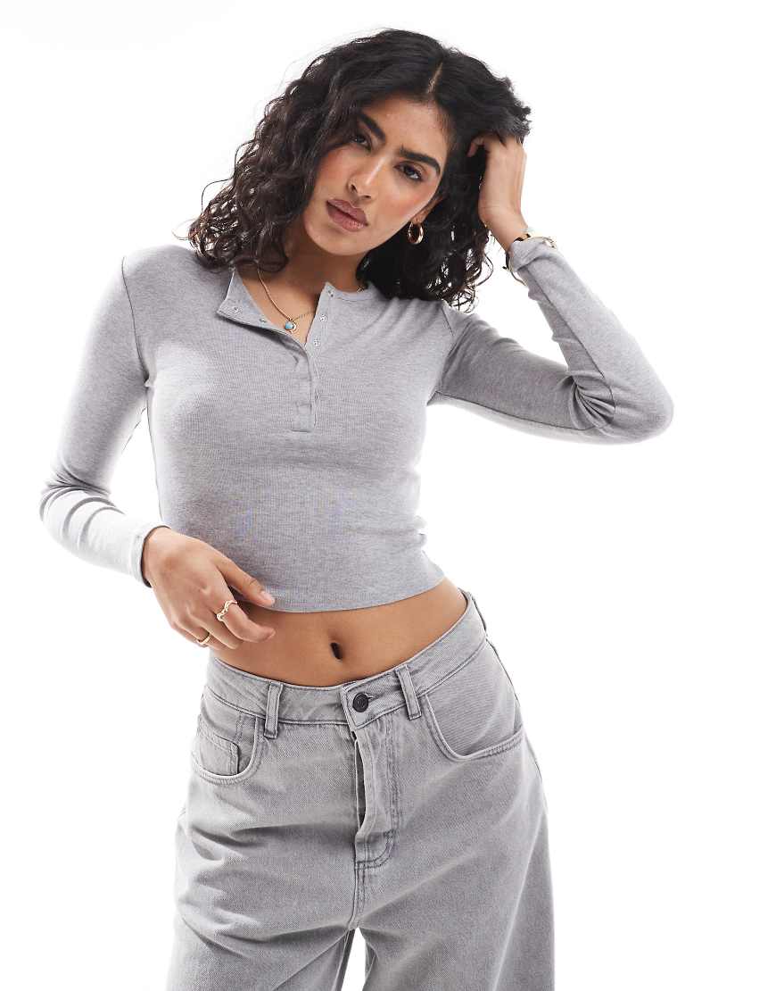 Bershka - Henley-Oberteil in meliertem Grau Bershka - Henley-Oberteil in meliertem Grau von Bershka