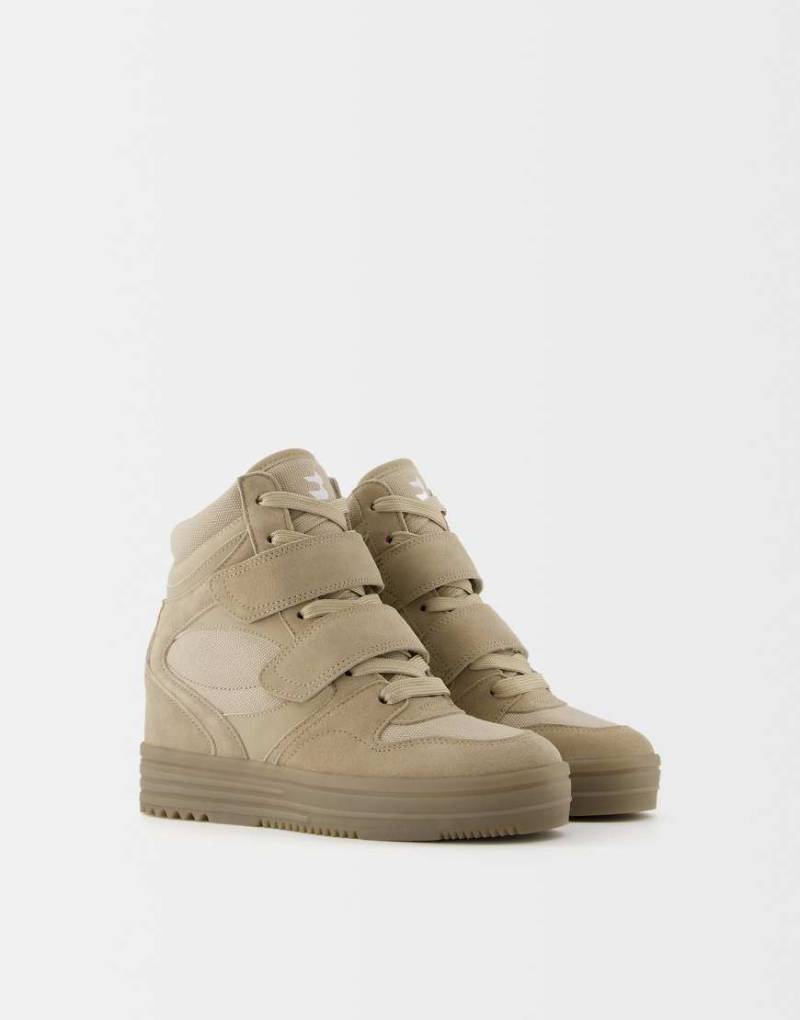 Bershka - High-Top-Sneaker in Beige mit integriertem Keilabsatz-Neutral von Bershka