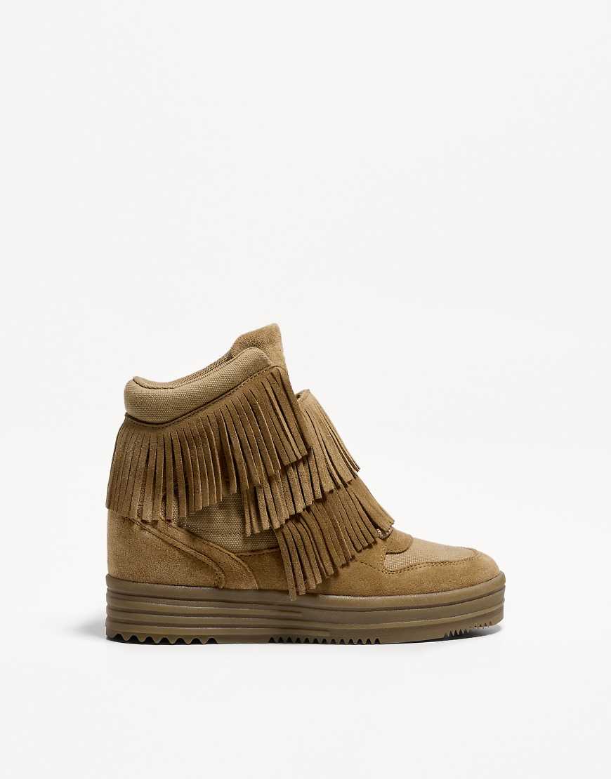 Bershka - High-Top-Sneaker in Hellbraun mit Keilabsatz und Fransen von Bershka