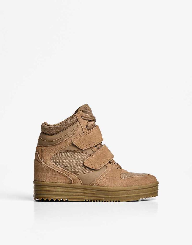 Bershka - High-Top-Sneaker in Hellbraun mit integriertem Keilabsatz Bershka - High-Top-Sneaker in Hellbraun mit integriertem Keilabsatz von Bershka