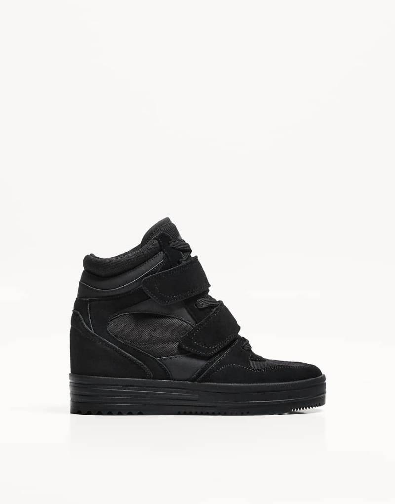 Bershka - High-Top-Sneaker in Schwarz mit integriertem Keilabsatz von Bershka