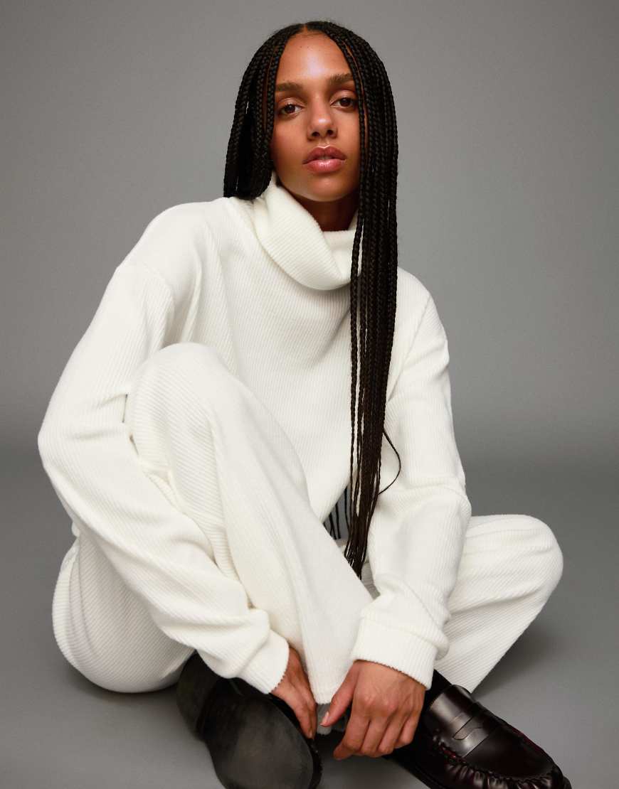 Bershka - Hochgeschlossener, gerippter Pullover in Ecru-Weiß von Bershka