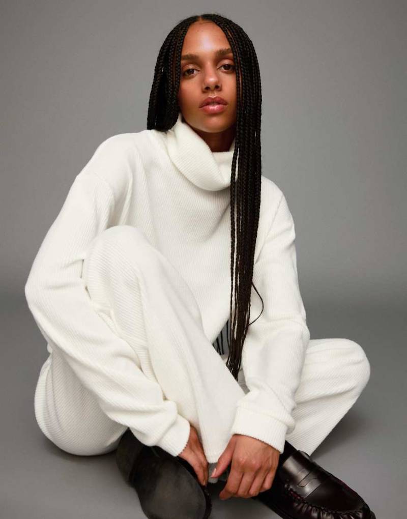 Bershka - Hochgeschlossener, gerippter Pullover in Ecru-Weiß Bershka - Hochgeschlossener, gerippter Pullover in Ecru-Weiß von Bershka