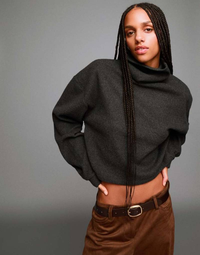 Bershka - Hochgeschlossener, gerippter Pullover in Grau Bershka - Hochgeschlossener, gerippter Pullover in Grau von Bershka