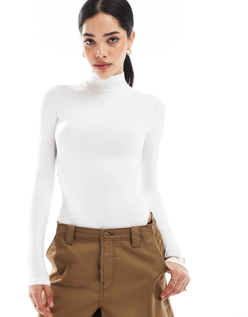 Bershka - Hochgeschlossener, langärmliger Body in Ecru-Neutral Bershka - Hochgeschlossener, langärmliger Body in Ecru-Neutral von Bershka