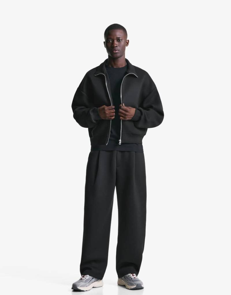 Bershka - Hose aus Funktionsmaterial in Schwarz mit Abnähern Bershka - Hose aus Funktionsmaterial in Schwarz mit Abnähern von Bershka