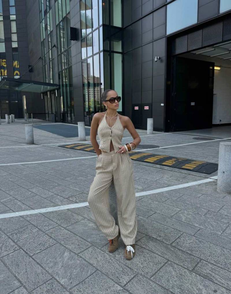 Bershka - Hose aus Leinenmix in Kamelbeige mit Ballon-Schnitt und Abnähern-Neutral von Bershka