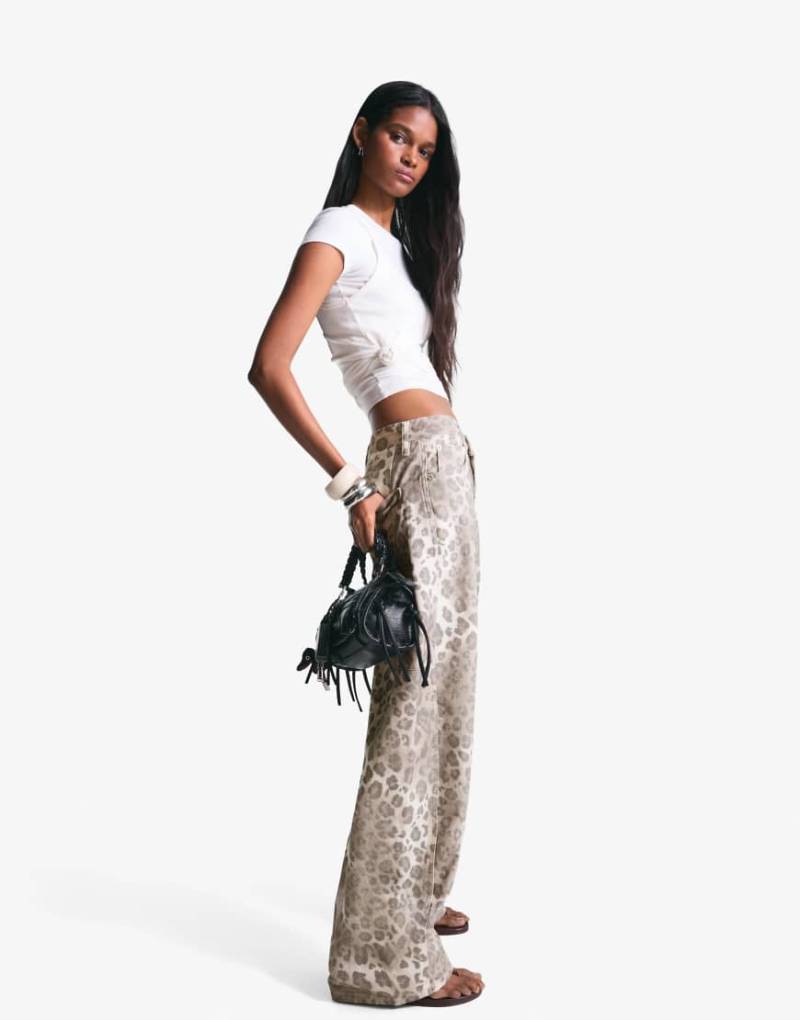 Bershka - Hose in Braun mit Animal-Print und abgerundetem Beinschnitt-Brown von Bershka