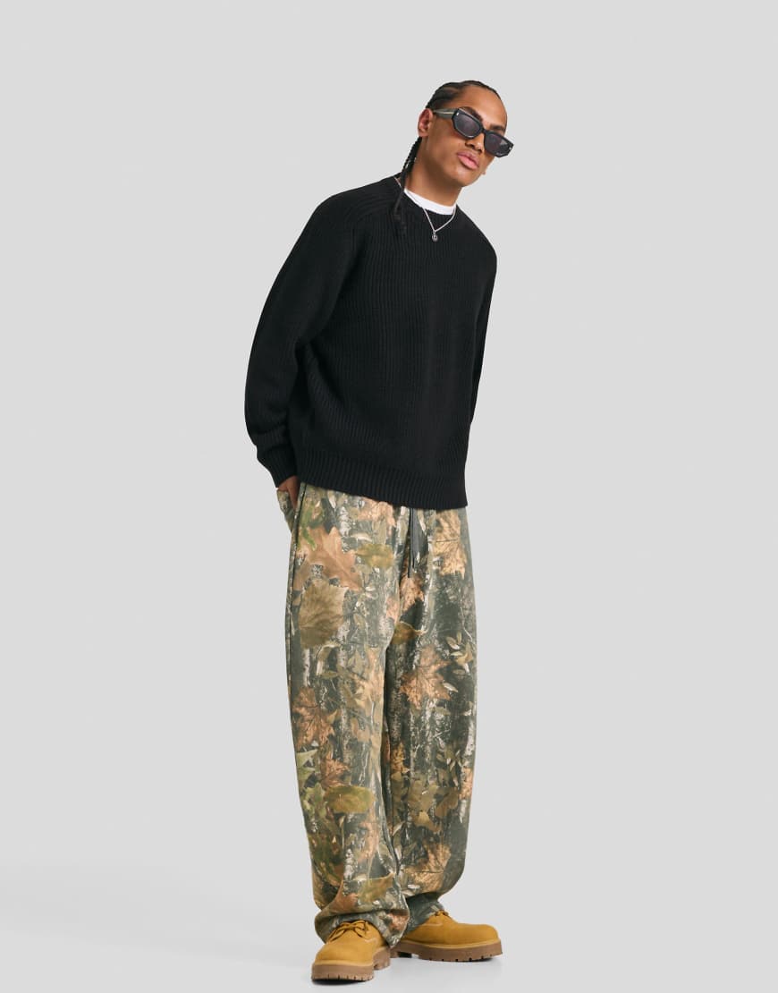 Bershka - Hose in Grün mit Blättermuster und Ballonschnitt Bershka - Hose in Grün mit Blättermuster und Ballonschnitt von Bershka