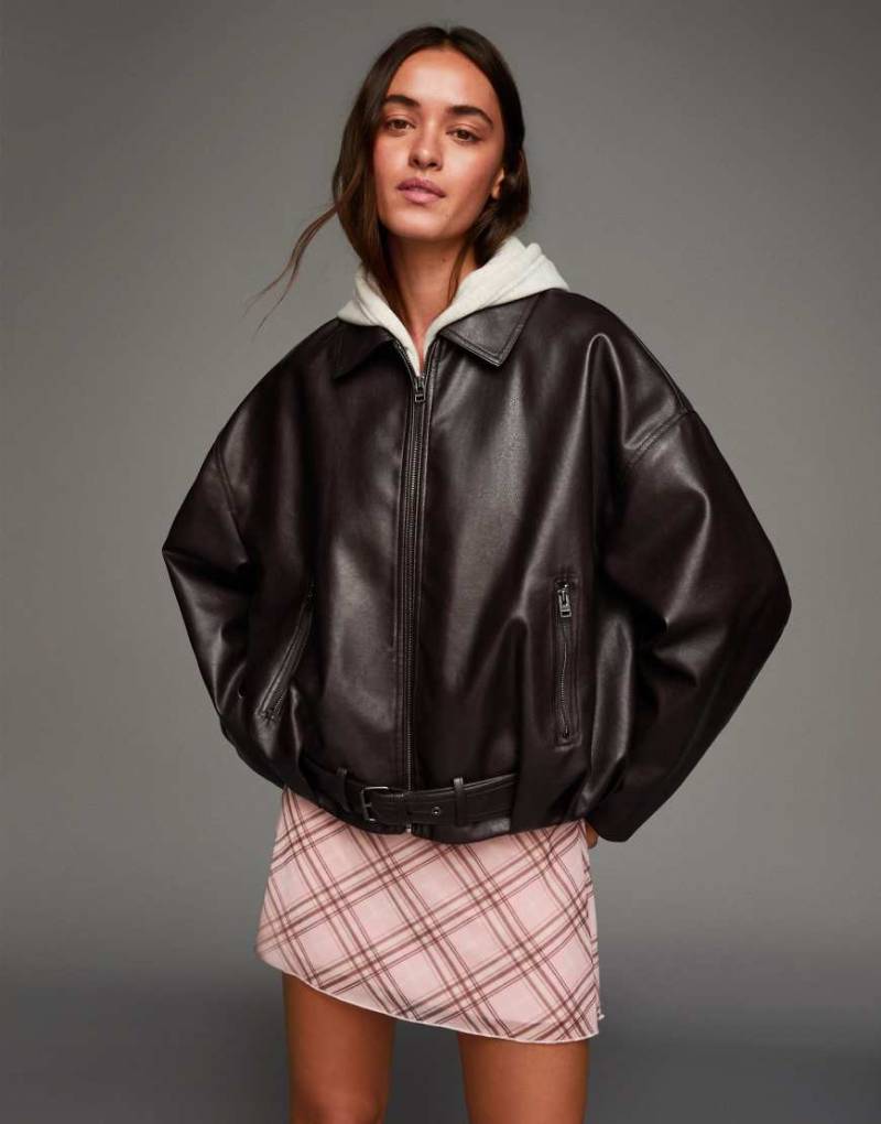 Bershka - Jacke aus Kunstleder in Braun mit Gürtel-Brown von Bershka