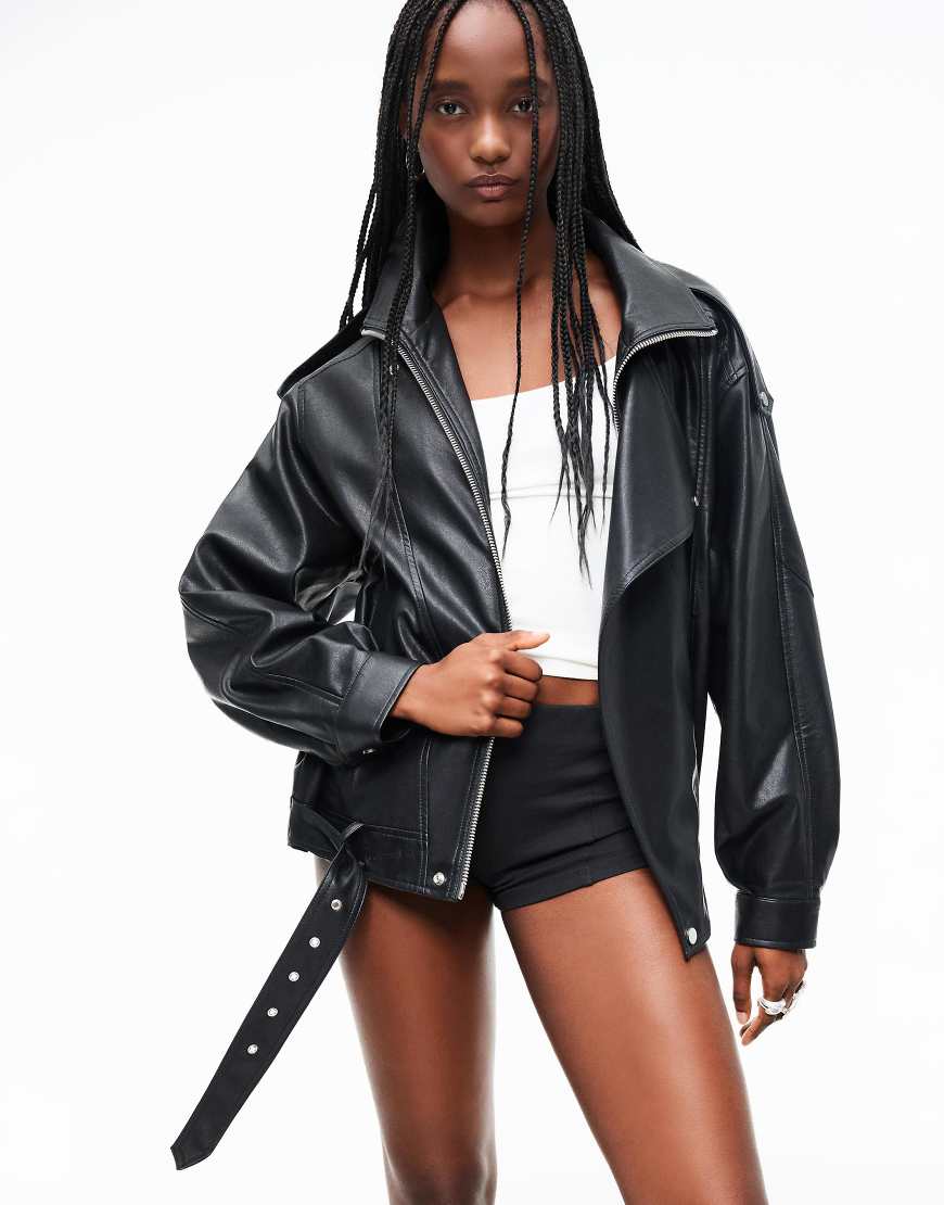 Bershka - Jacke aus Kunstleder in Schwarz mit Gürtel Bershka - Jacke aus Kunstleder in Schwarz mit Gürtel von Bershka