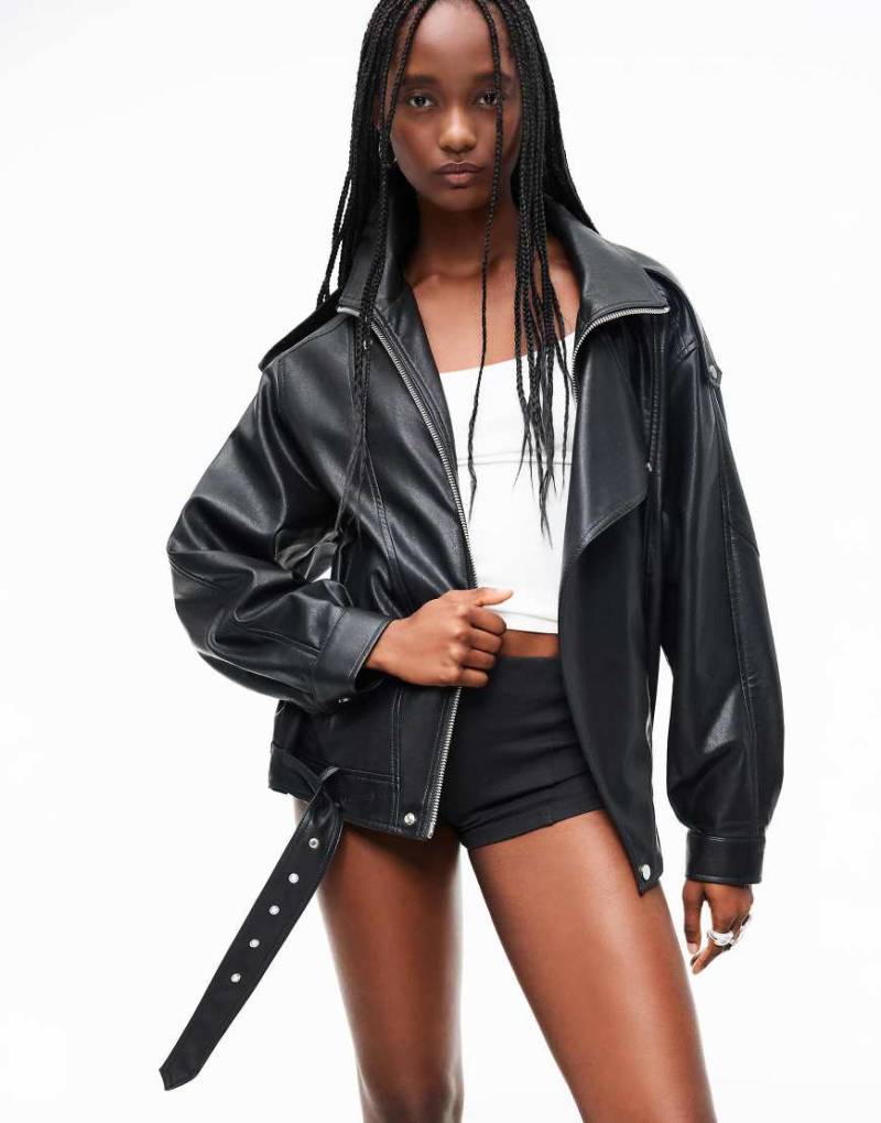 Bershka - Jacke aus Kunstleder in Schwarz mit Gürtel Bershka - Jacke aus Kunstleder in Schwarz mit Gürtel von Bershka