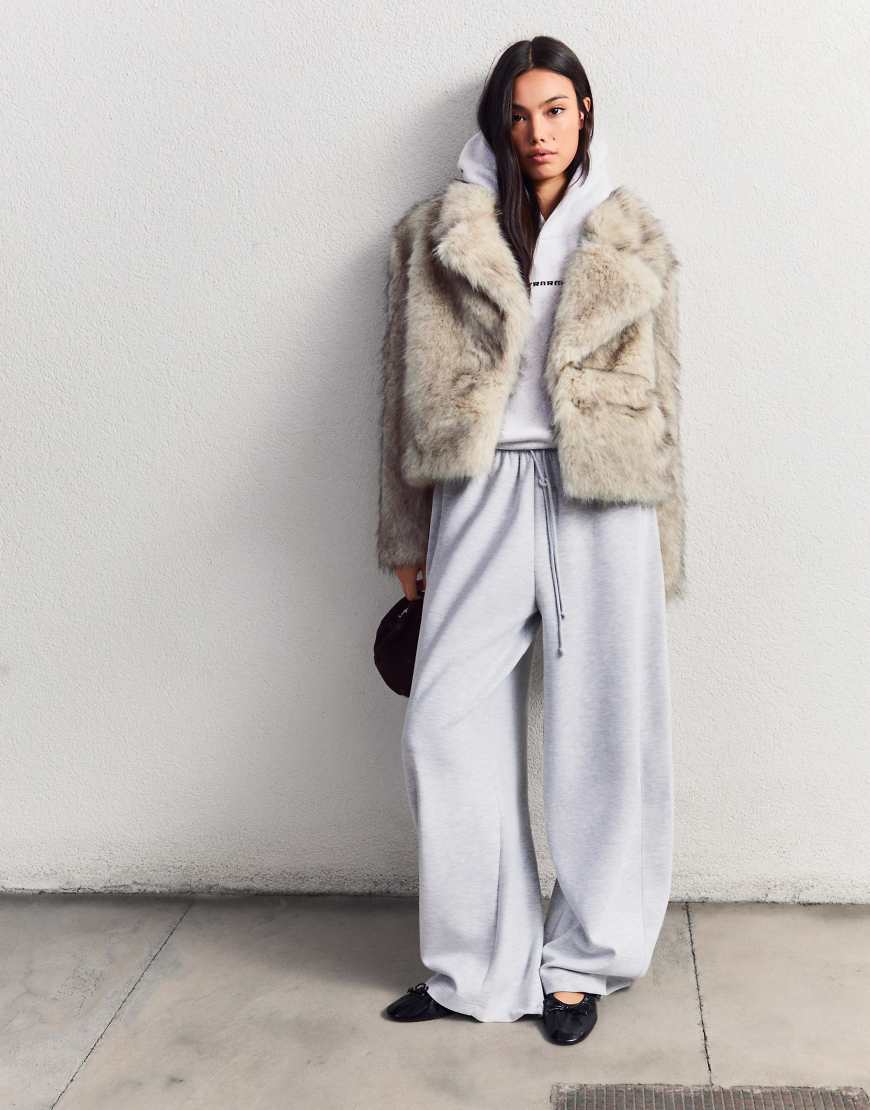 Bershka - Jacke aus Kunstpelz in Ecru-Weiß von Bershka