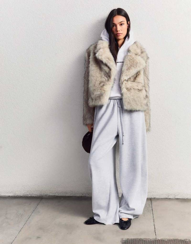 Bershka - Jacke aus Kunstpelz in Ecru-Weiß von Bershka