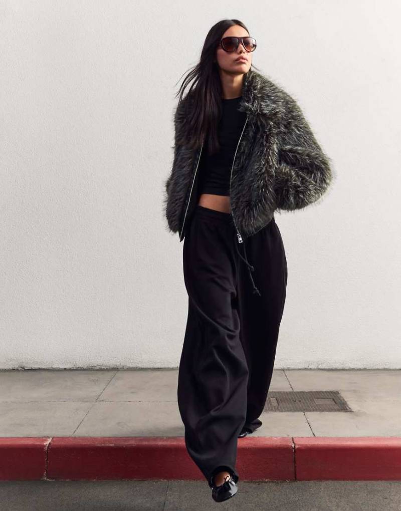 Bershka - Jacke aus Kunstpelz in Grau mit Reißverschluss Bershka - Jacke aus Kunstpelz in Grau mit Reißverschluss von Bershka