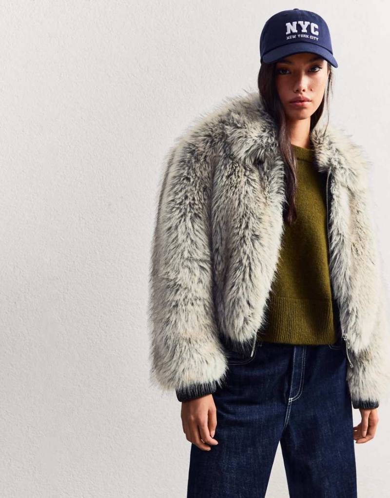 Bershka - Jacke aus Kunstpelz in Hellgrau mit Reißverschluss Bershka - Jacke aus Kunstpelz in Hellgrau mit Reißverschluss von Bershka