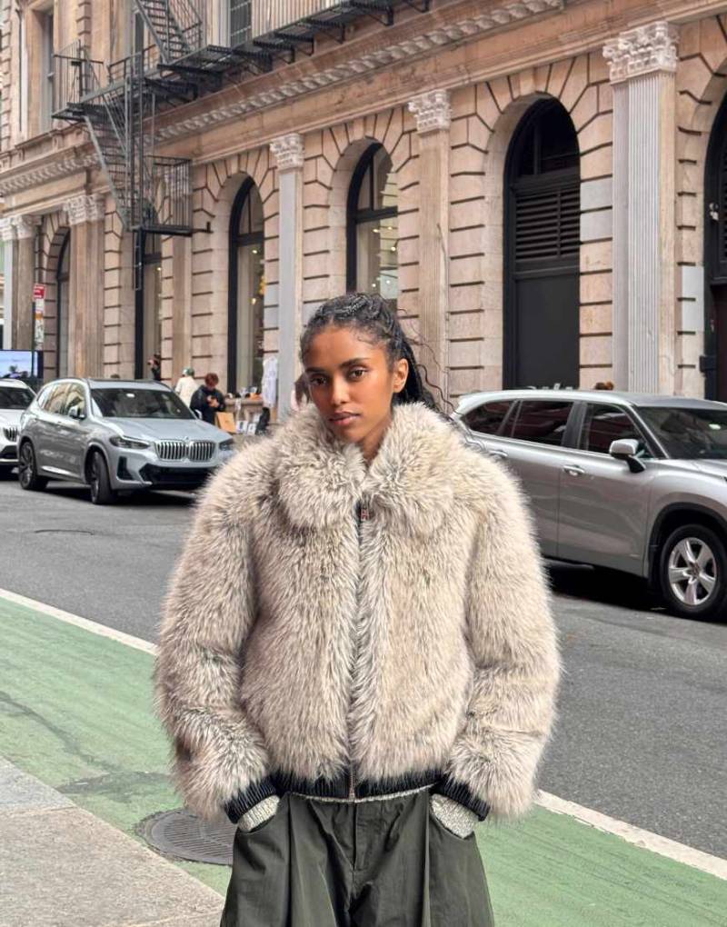 Bershka - Jacke aus Kunstpelz in Hellgrau mit Reißverschluss Bershka - Jacke aus Kunstpelz in Hellgrau mit Reißverschluss von Bershka