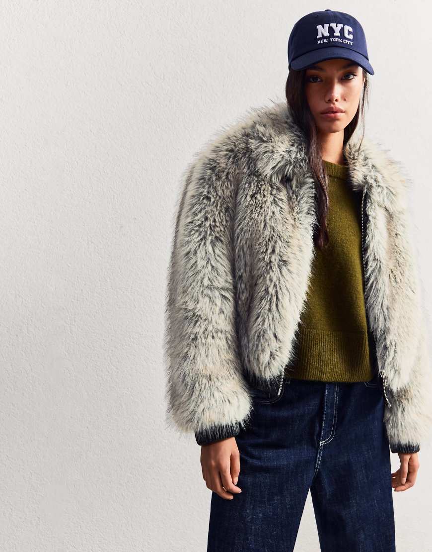 Bershka - Jacke aus Kunstpelz in Hellgrau mit Reißverschluss Bershka - Jacke aus Kunstpelz in Hellgrau mit Reißverschluss von Bershka