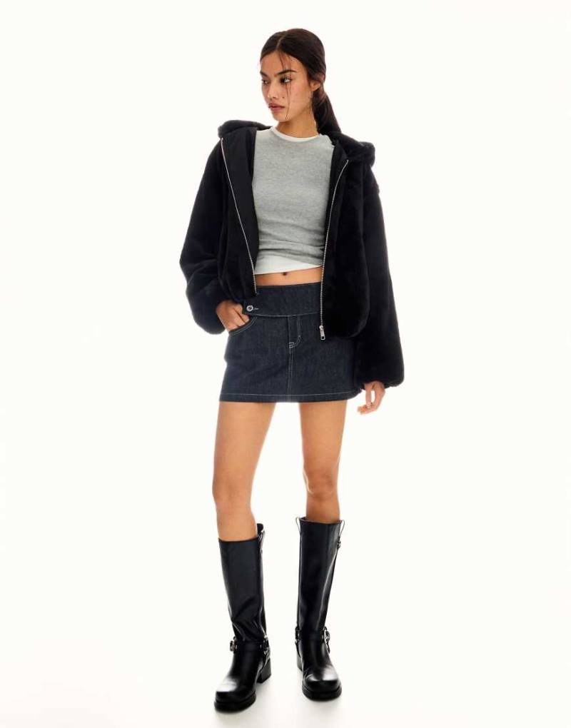 Bershka - Jacke aus Kunstpelz in Schwarz mit Kapuze Bershka - Jacke aus Kunstpelz in Schwarz mit Kapuze von Bershka