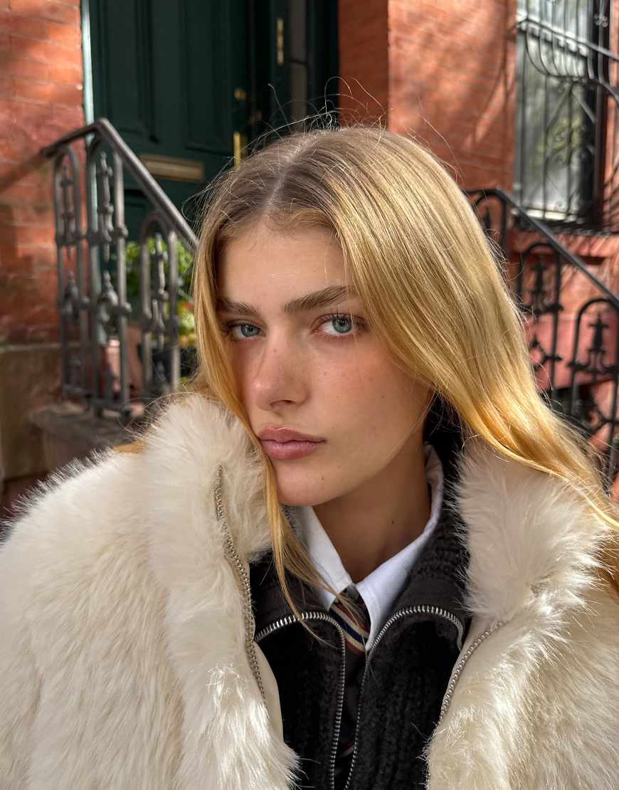 Bershka - Jacke aus Kunstpelz in Weiß von Bershka