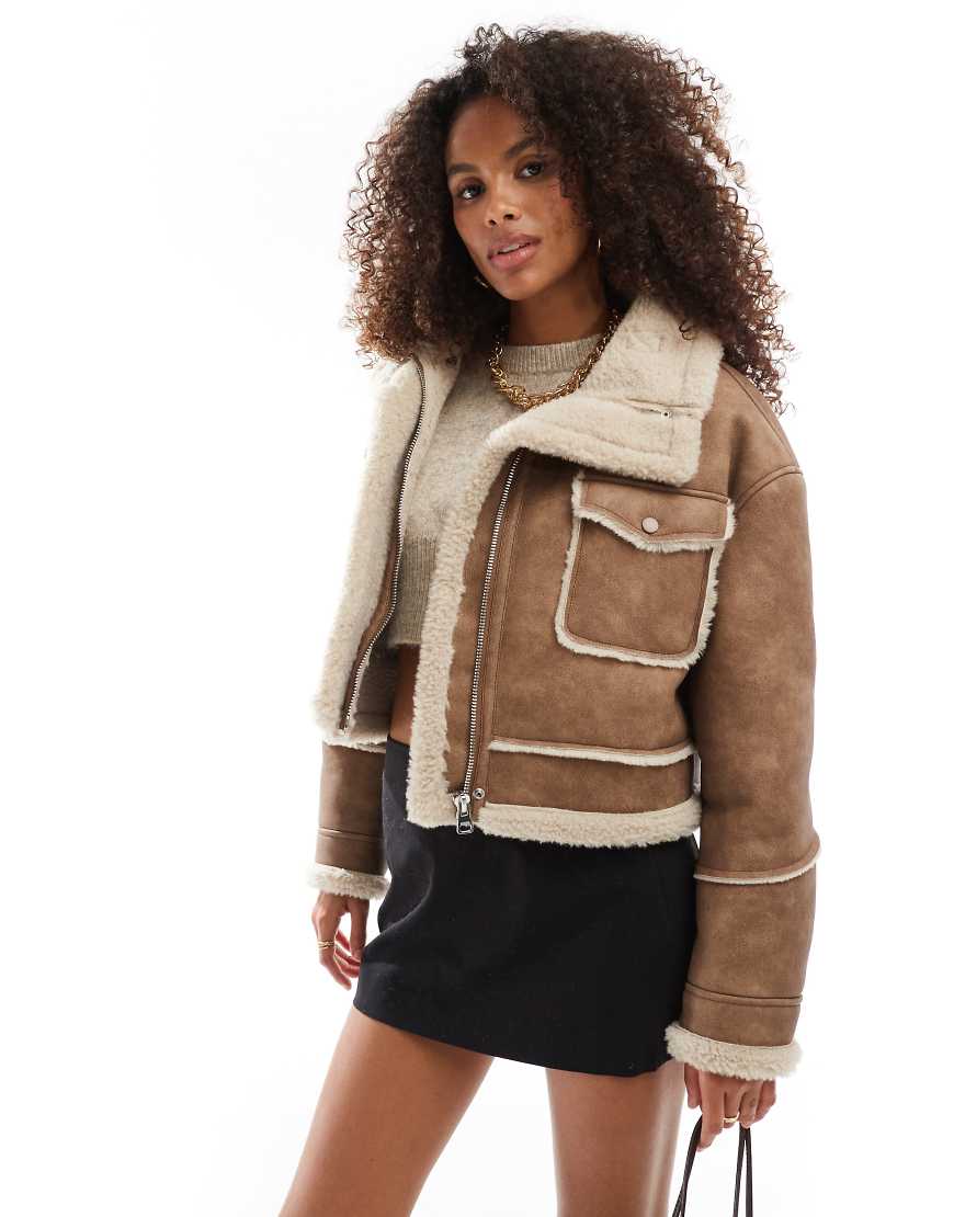 Bershka - Jacke aus Wildlederimitat in dunklem Hellbraun mit Besatz aus Lammfellimitat Bershka - Jacke aus Wildlederimitat in dunklem Hellbraun mit Besatz aus Lammfellimitat von Bershka