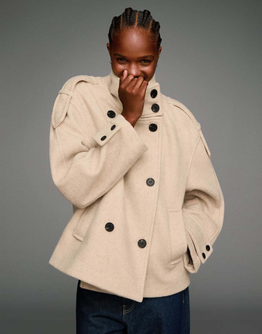 Bershka - Jacke in Ecru mit Filzstruktur und Trichterkragen-Weiß Bershka - Jacke in Ecru mit Filzstruktur und Trichterkragen-Weiß von Bershka