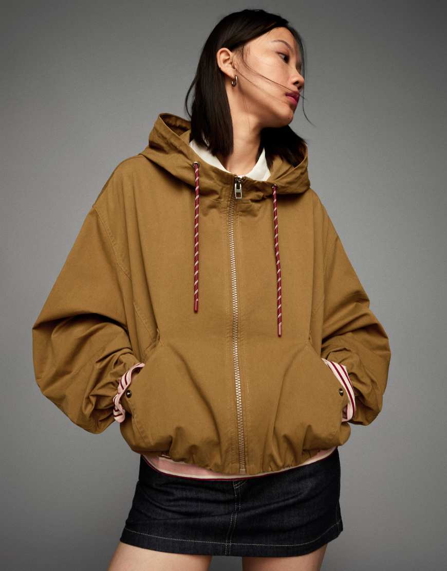 Bershka - Jacke in Kamelbraun mit Kapuze-Neutral Bershka - Jacke in Kamelbraun mit Kapuze-Neutral von Bershka