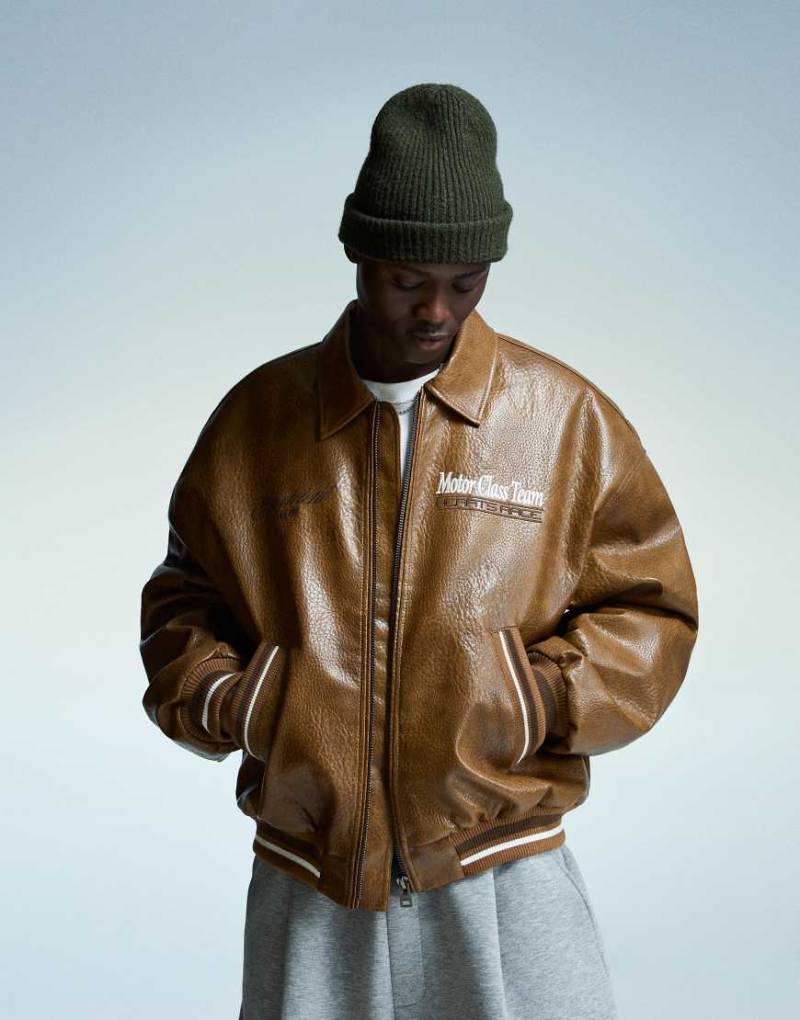 Bershka - Jacke in kamelbrauner Lederoptik mit Stickerei-Neutral von Bershka