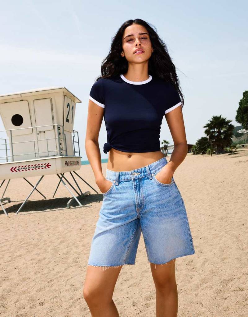 Bershka - Jeans-Bermudashorts in Mittelblau von Bershka