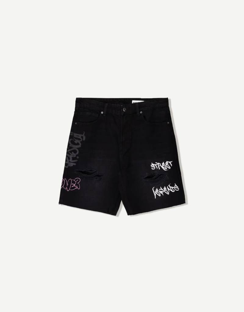 Bershka - Jeans-Bermudashorts in Schwarz mit Print von Bershka